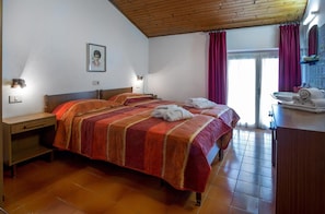 Desk, blackout curtains, free WiFi, bed sheets - Albergo Villa Mimosa (Nago-Torbole)