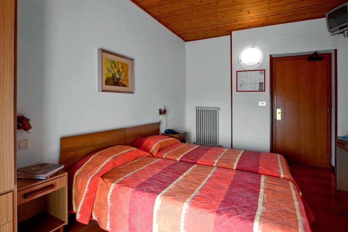 Escritorio, cortinas blackout, wifi gratis y ropa de cama