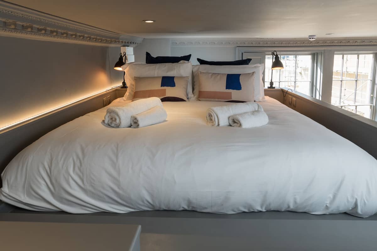 Suíte estúdio luxo, 1 cama King e sofá-cama, cozinha, no mezanino | 1 quarto, roupas de cama premium, camas com colchões pillow-top