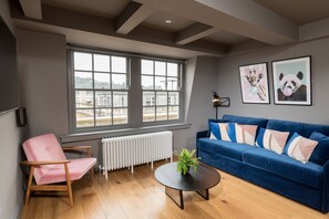 Apartamento panorámico, varias camas, bañera de hidromasaje, vistas a la ciudad | Zona de estar | Televisión de pantalla plana de 42 pulgadas con canales por satélite