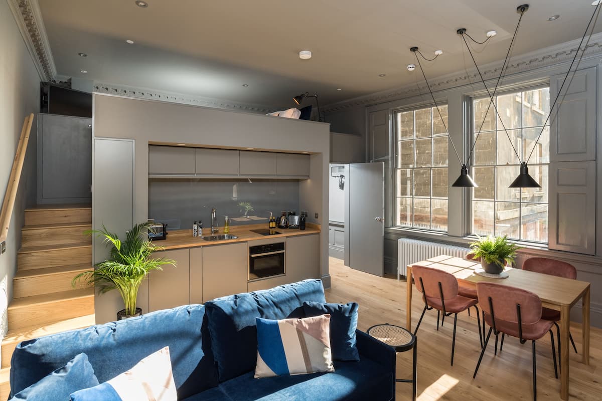 Studiosuite – deluxe, 1 kingsize-seng med sovesofa, kjøkken, mellometasje | Sengetøy av topp kvalitet, senger med overmadrass og minibar