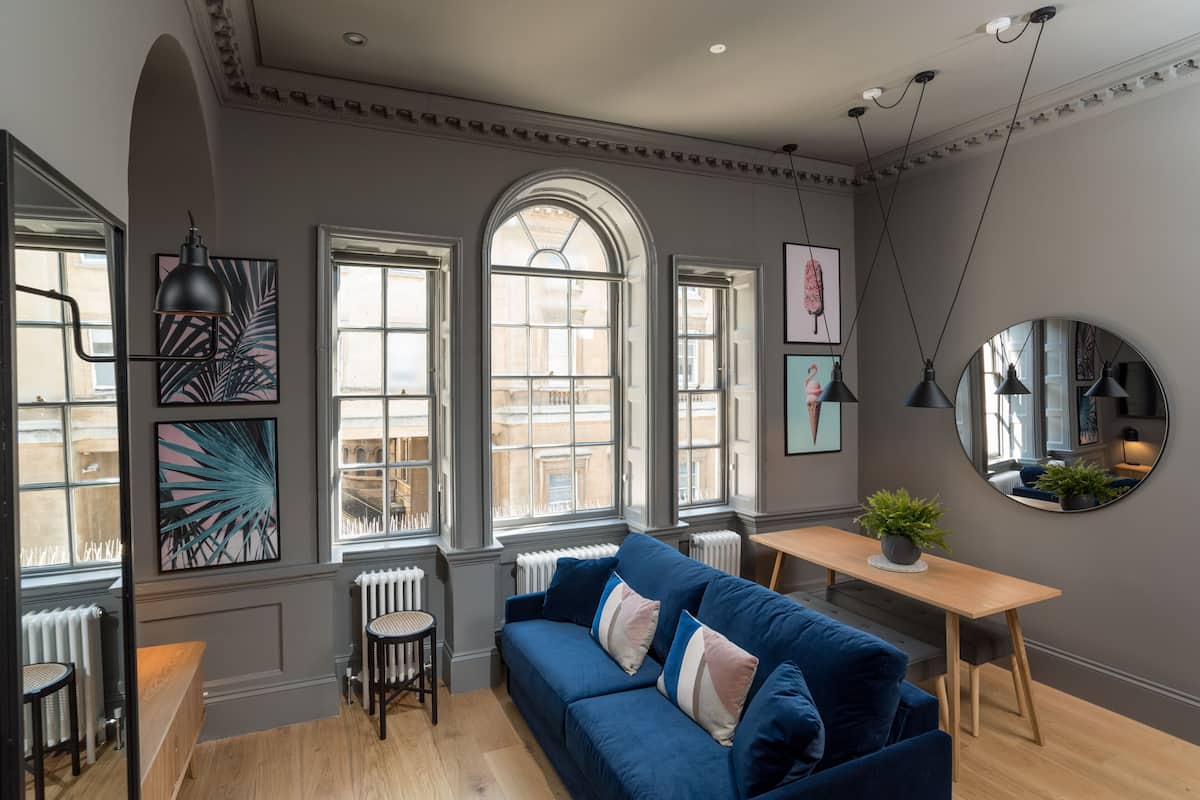 Studiosuite – superior, 1 queensize-seng med sovesofa, kjøkken, mellometasje | Oppholdsområde | En 42-tommers Flatskjerm-TV med Parabol-TV samt TV