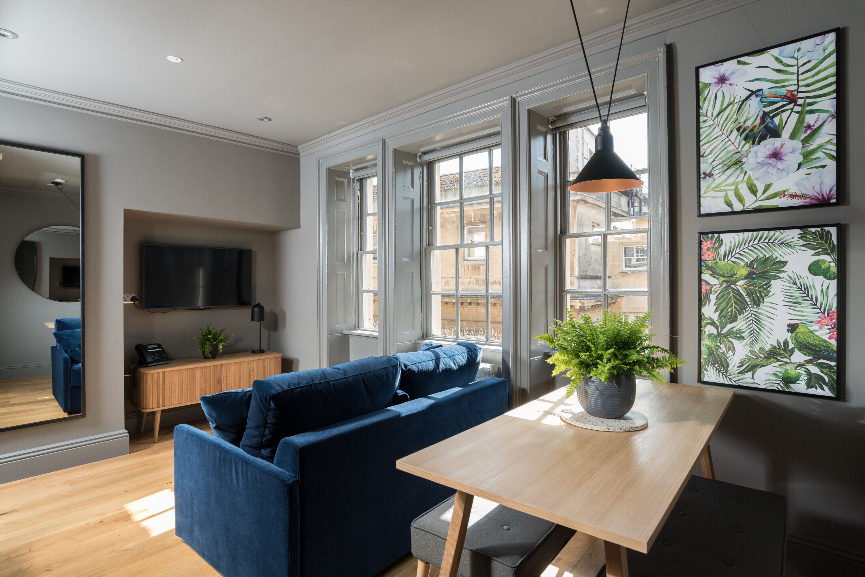 Studio Standar, 1 Tempat Tidur Queen dengan tempat tidur Sofa, dapur, pemandangan kota | Area keluarga | Televisi layar datar 42-inci dengan saluran TV satelit dan TV