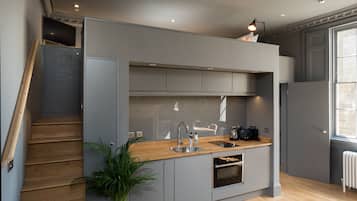 Deluxe-Studiosuite, 1 King-Bett und Schlafsofa, Küche, Zwischengeschoss | Eigene Küche | Kühlschrank, Mikrowelle, Ofen, Herdplatte