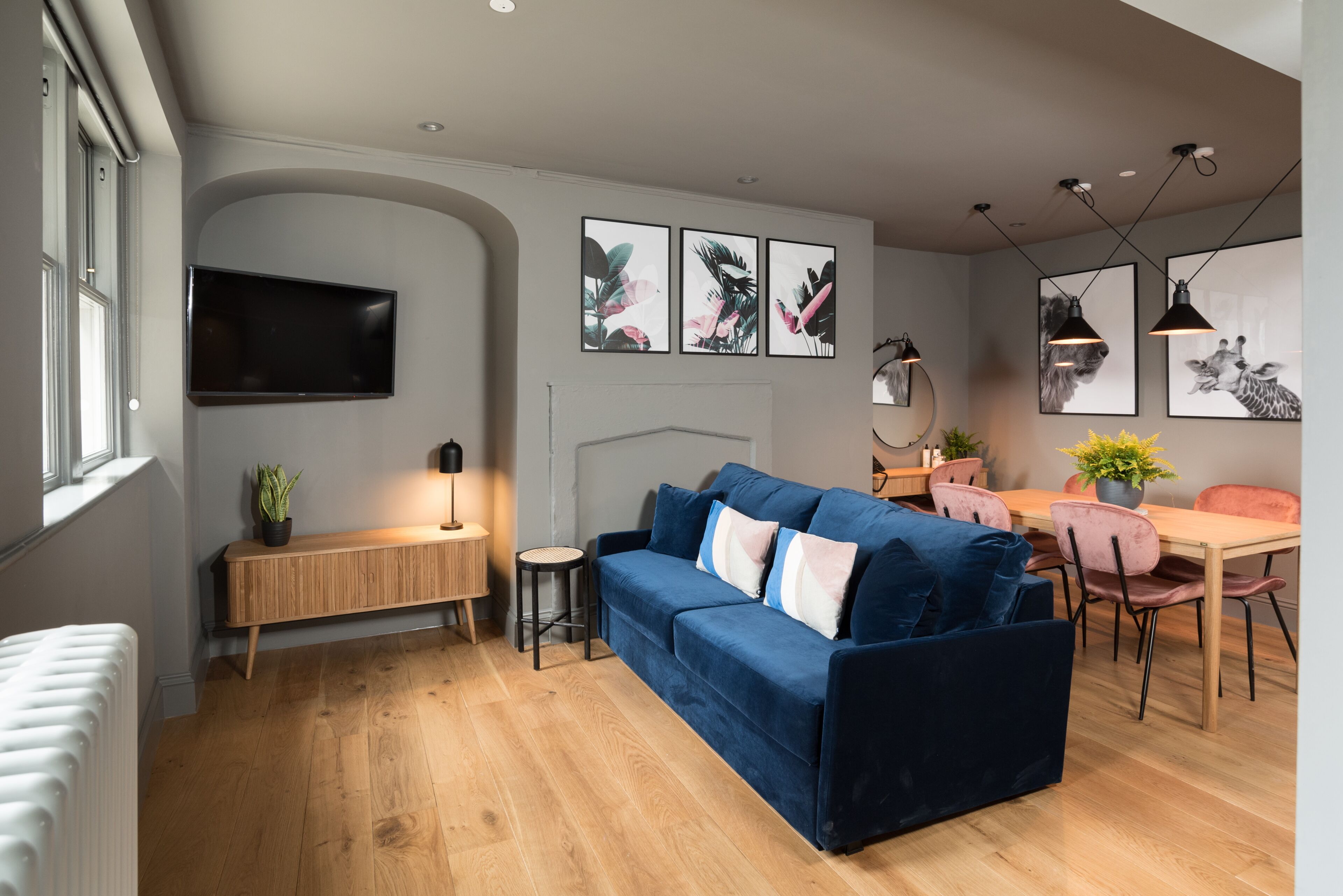 スーペリア スタジオ キングベッド 1 台ソファーベッド付き キッチン | 高級寝具、ピロートップベッド、ミニバー、ノートパソコン用作業スペース