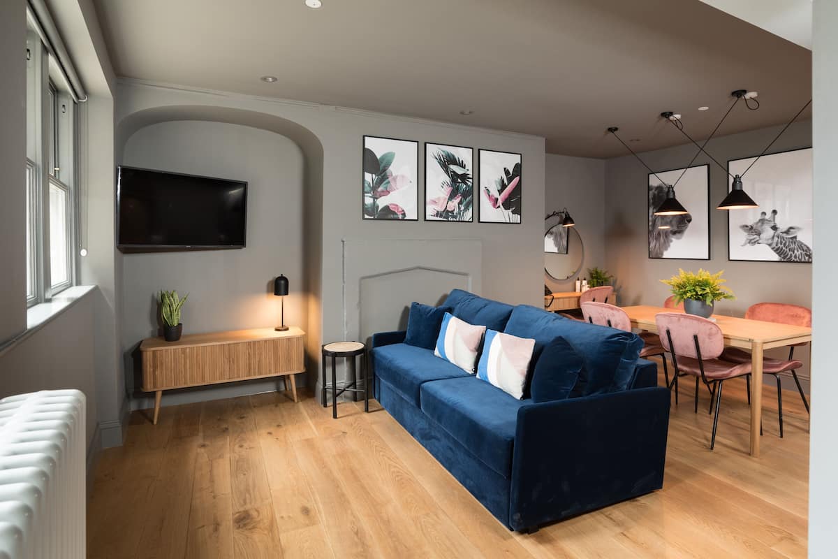 スーペリア スタジオ キングベッド 1 台ソファーベッド付き キッチン | 高級寝具、ピロートップベッド、ミニバー、ノートパソコン用作業スペース