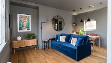 Deluxe-Studio, 1 Queen-Bett und Schlafsofa, Küche, Stadtblick | Wohnbereich | 42-Zoll-Flachbildfernseher mit Satellitenempfang, Fernseher