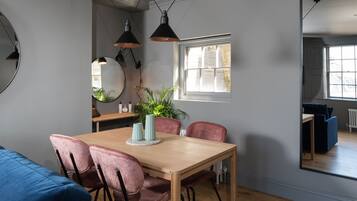 Deluxe Studio, 1 Queen Bed with Sofa bed, Kitchen, City View | Dining room
