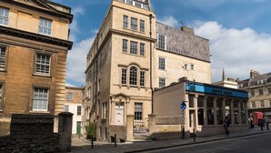 Il s’agit d’un bâtiment historique dont le rez-de-chaussée abrite un café appelé « Caffe Nero ».