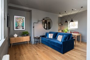 Estudio Deluxe, 1 cama de matrimonio con sofá cama, cocina, vistas a la ciudad | Zona de estar | Televisión de pantalla plana de 42 pulgadas con canales por satélite