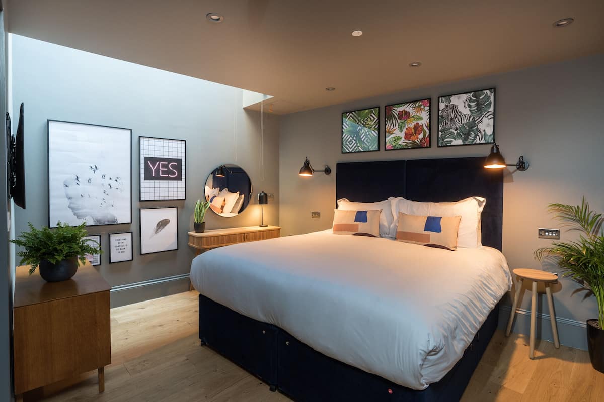 Apartamento superluxo, 1 cama King e sofá-cama, cozinha, no piso térreo | 1 quarto, roupas de cama premium, camas com colchões pillow-top
