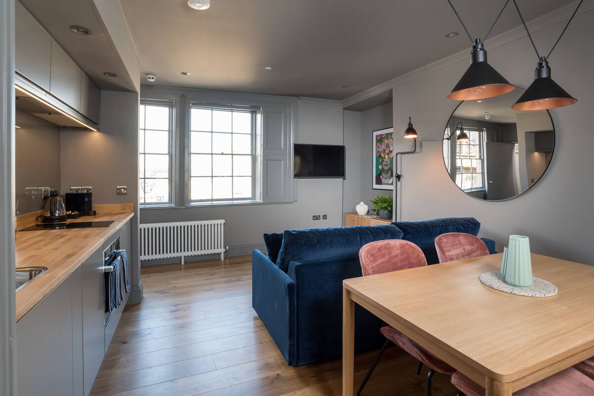 Studio – deluxe, 1 queensize-seng med sovesofa, kjøkken, byutsikt | Sengetøy av topp kvalitet, senger med overmadrass og minibar
