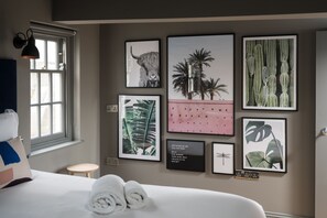 Panorama appartement, meerdere bedden, hot tub, uitzicht op stad | Luxe beddengoed, pillowtop-bedden, een minibar, een laptopwerkplek
