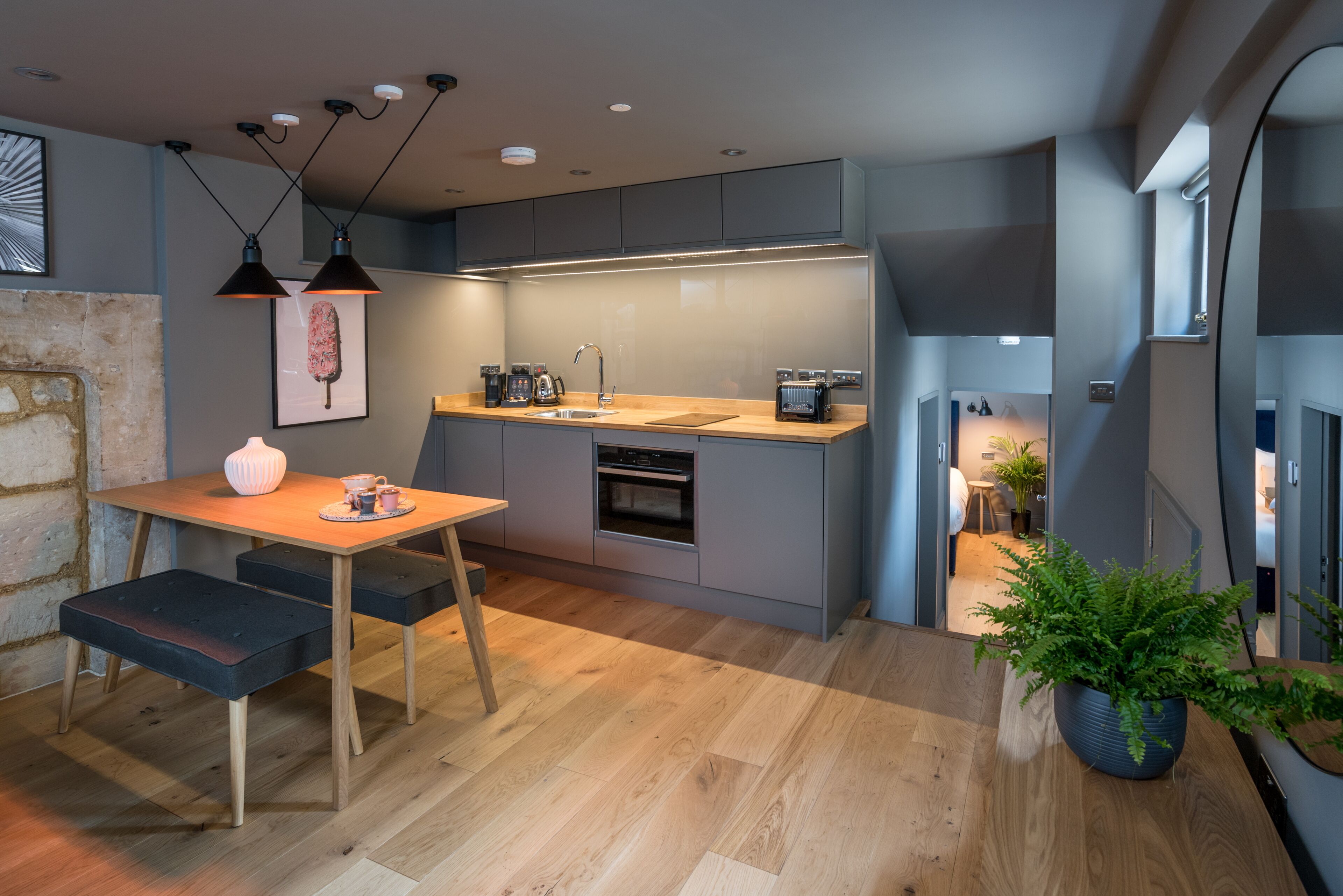 ラグジュアリー アパートメント キングベッド 1 台ソファーベッド付き キッチン 1 階 | 高級寝具、ピロートップベッド、ミニバー、ノートパソコン用作業スペース