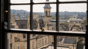 Un bâtiment historique doté d’une tour imposante et d’une cour intérieure.