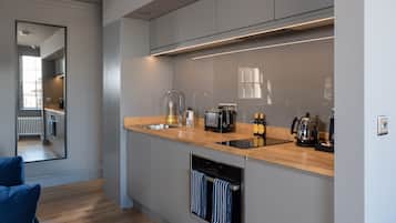 Deluxe-Studio, 1 Queen-Bett und Schlafsofa, Küche, Stadtblick | Eigene Küche | Kühlschrank, Mikrowelle, Ofen, Herdplatte