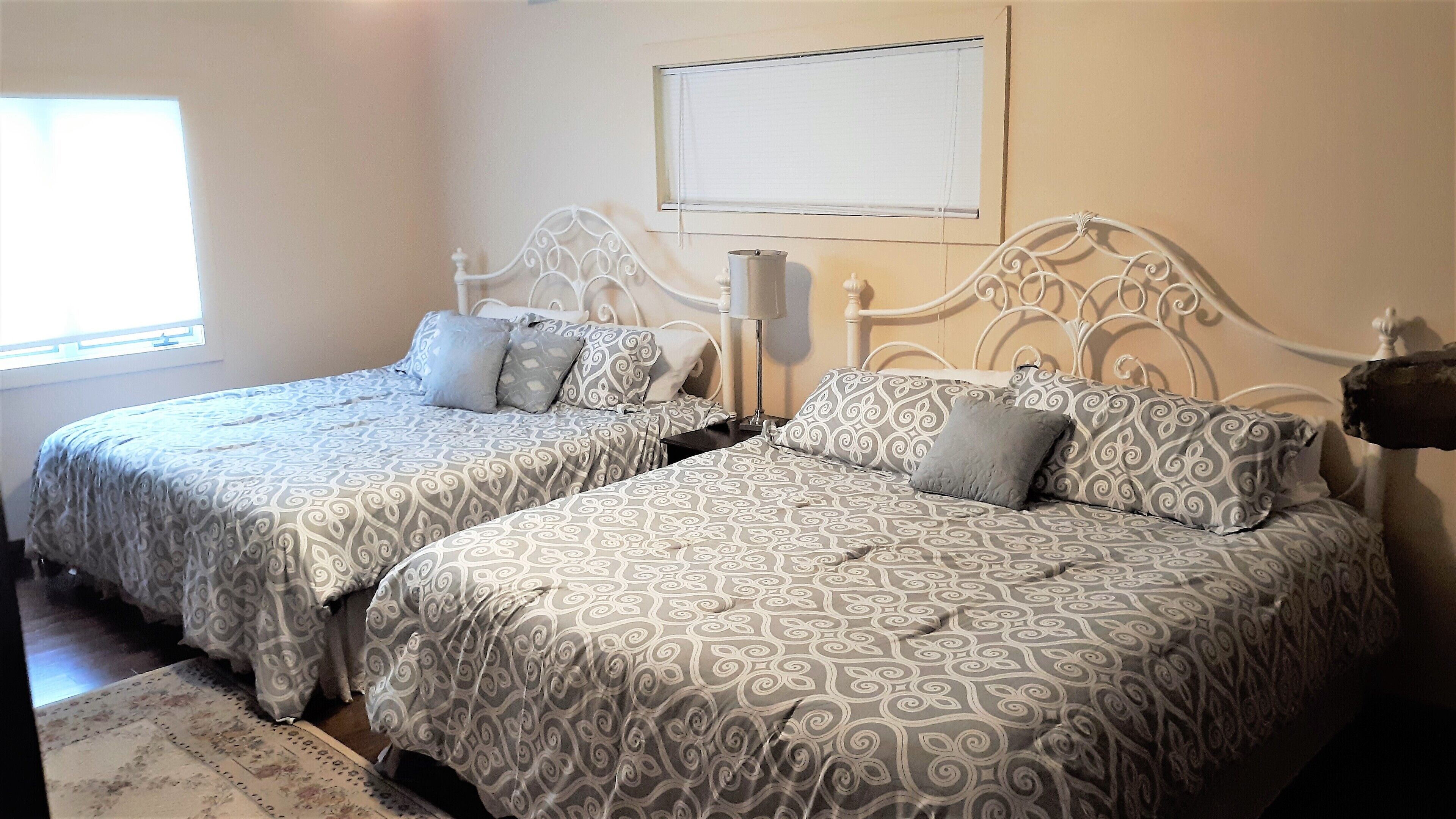 4 bedrooms, iron/ironing board, WiFi, bed sheets