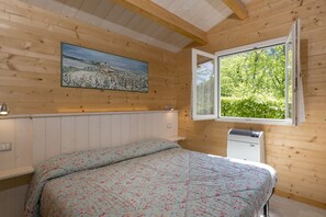 Hypo-allergenic bedding, soundproofing, free WiFi, bed sheets