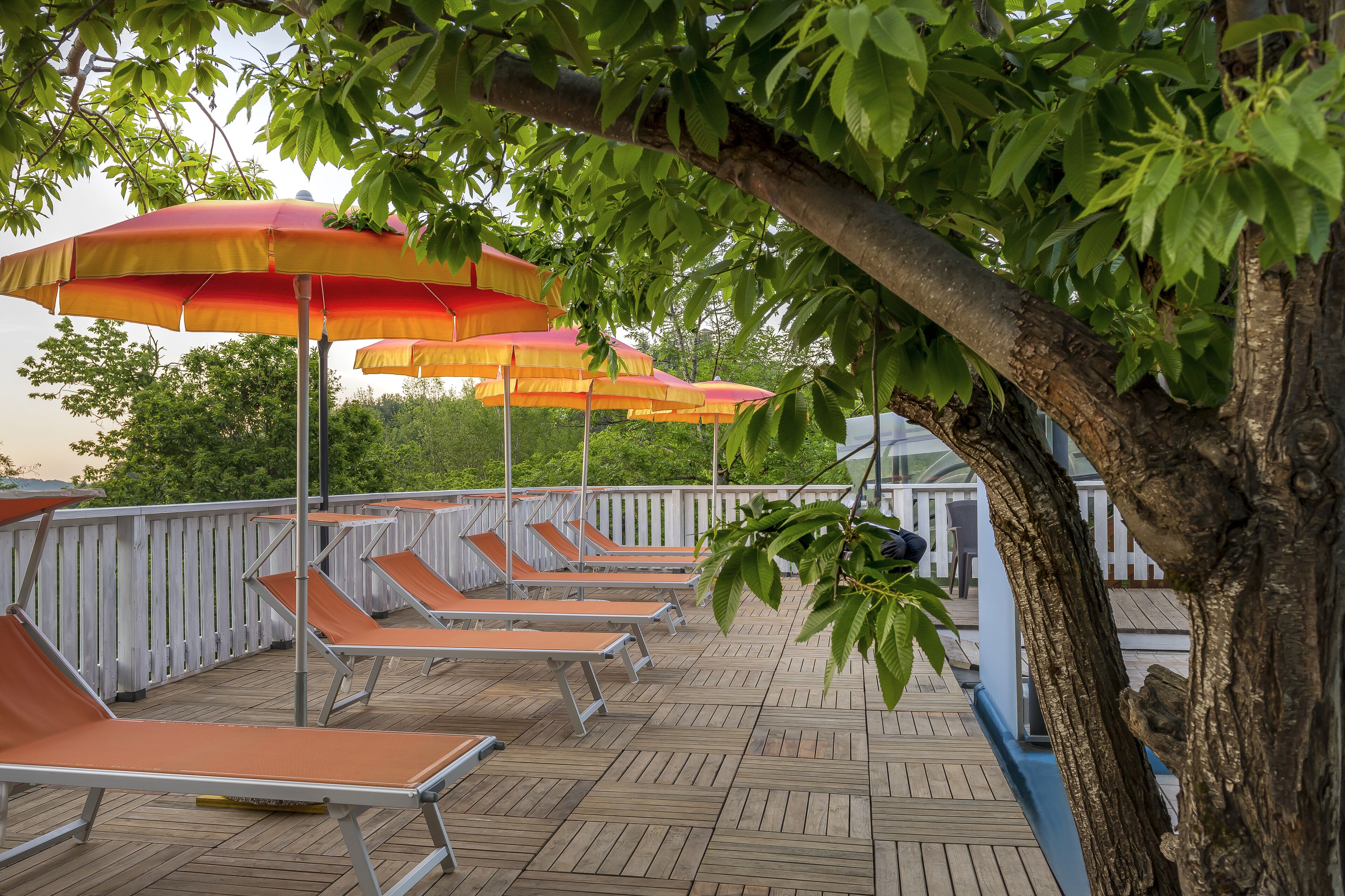 Petit déjeuner, dîner et brunch servis sur place, vue sur la piscine