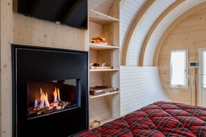 Romantische suite, niet-roken, uitzicht op tuin | Hypoallergeen beddengoed, geluiddichte muren, gratis wifi, beddengoed