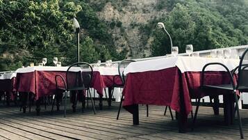 Frühstück, Abendessen, Brunch, italienische Küche, Blick auf den Pool