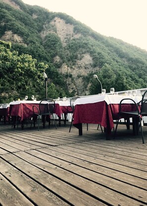 Se sirven desayunos, cenas y cocina italiana (con vistas a la piscina) 