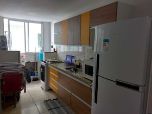 Geladeira, micro-ondas, fogão, cooktop