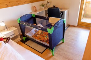 Familie huis, 2 slaapkamers, open haard, uitzicht op bergen | Luxe beddengoed, een laptopwerkplek, een strijkplank/strijkijzer