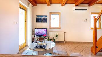Family House, 2 Bedrooms, Fireplace, Mountain View | Living area