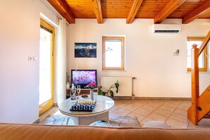 Family House, 2 Bedrooms, Fireplace, Mountain View | Living area - Butterfly place (Domzale)