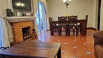 Smart TV, fireplace, DVD player, printers