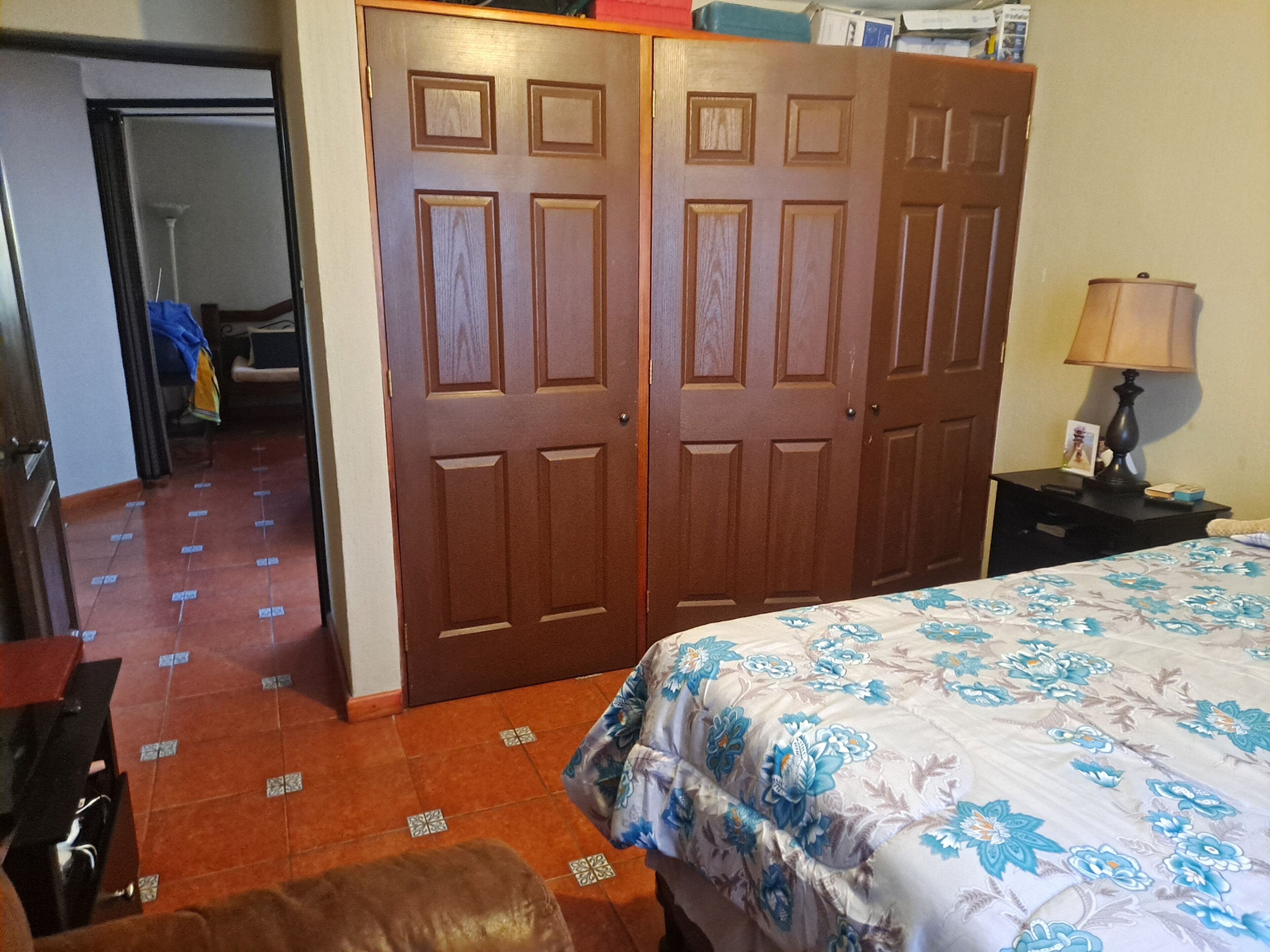 3 habitaciones, escritorio, tabla de planchar con plancha y wifi 