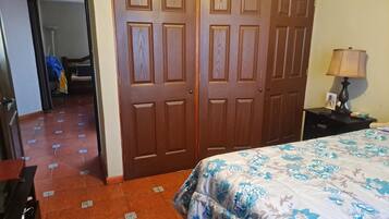 3 habitaciones, escritorio, tabla de planchar con plancha y wifi