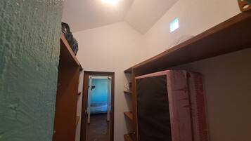 3 bedrooms, desk, iron/ironing board, WiFi