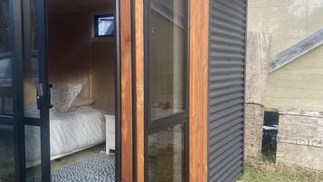3 bedrooms, travel cot, free WiFi, bed sheets
