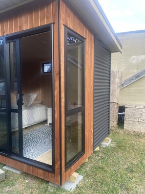 3 bedrooms, travel cot, free WiFi, bed sheets - 
Escape to paradise  with our exclusive holiday home .  your slice of paradise! (Great Barrier Island)