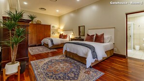 Familiekamer, 2 queensize bedden, uitzicht op tuin | Luxe beddengoed, pillowtop-bedden, een minibar, een kluis op de kamer