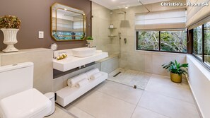 Luxury Room, 1 King Bed | Bathroom | Free toiletries, hair dryer, towels, soap