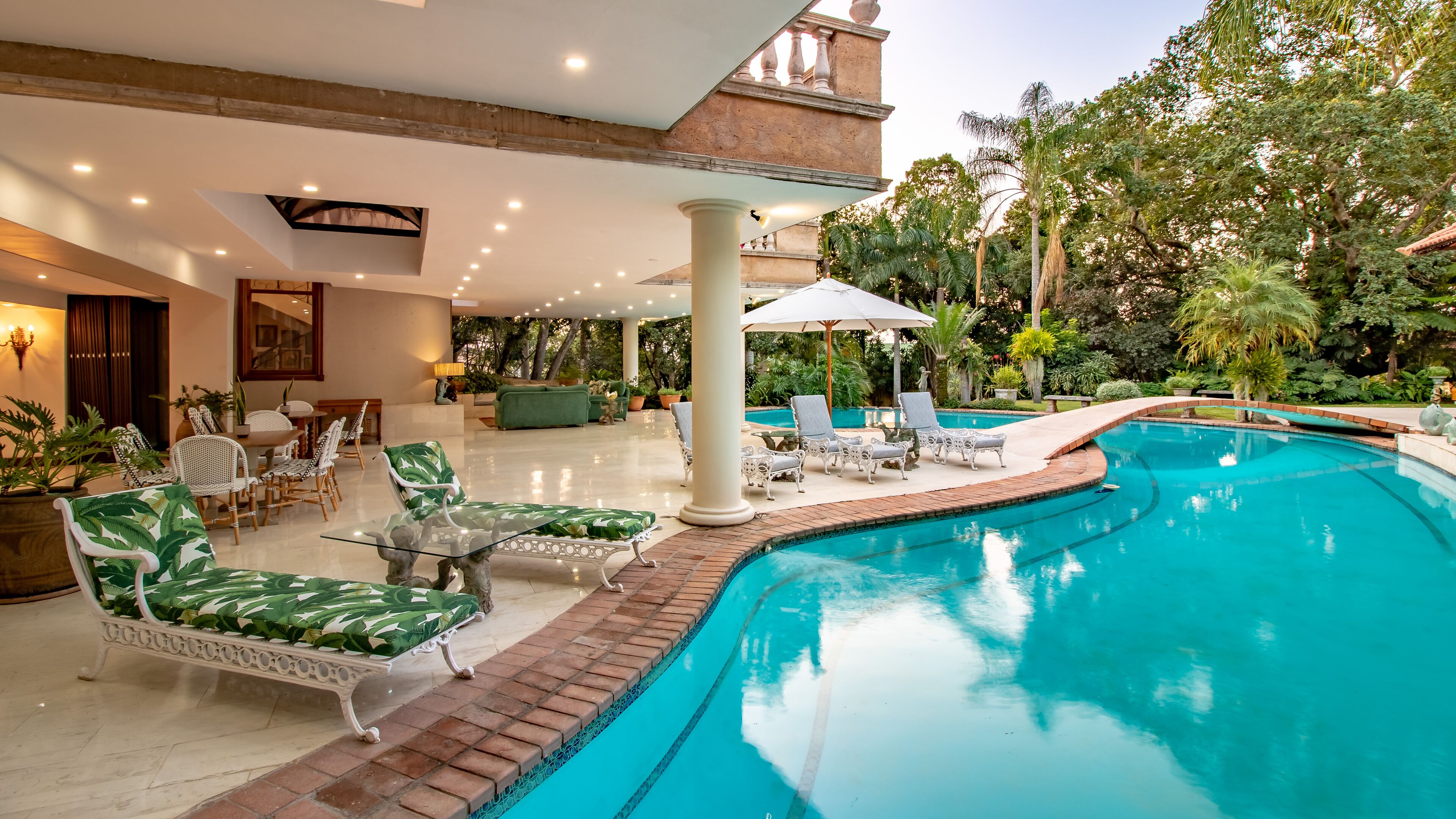 3 outdoor pools, pool umbrellas, pool loungers
