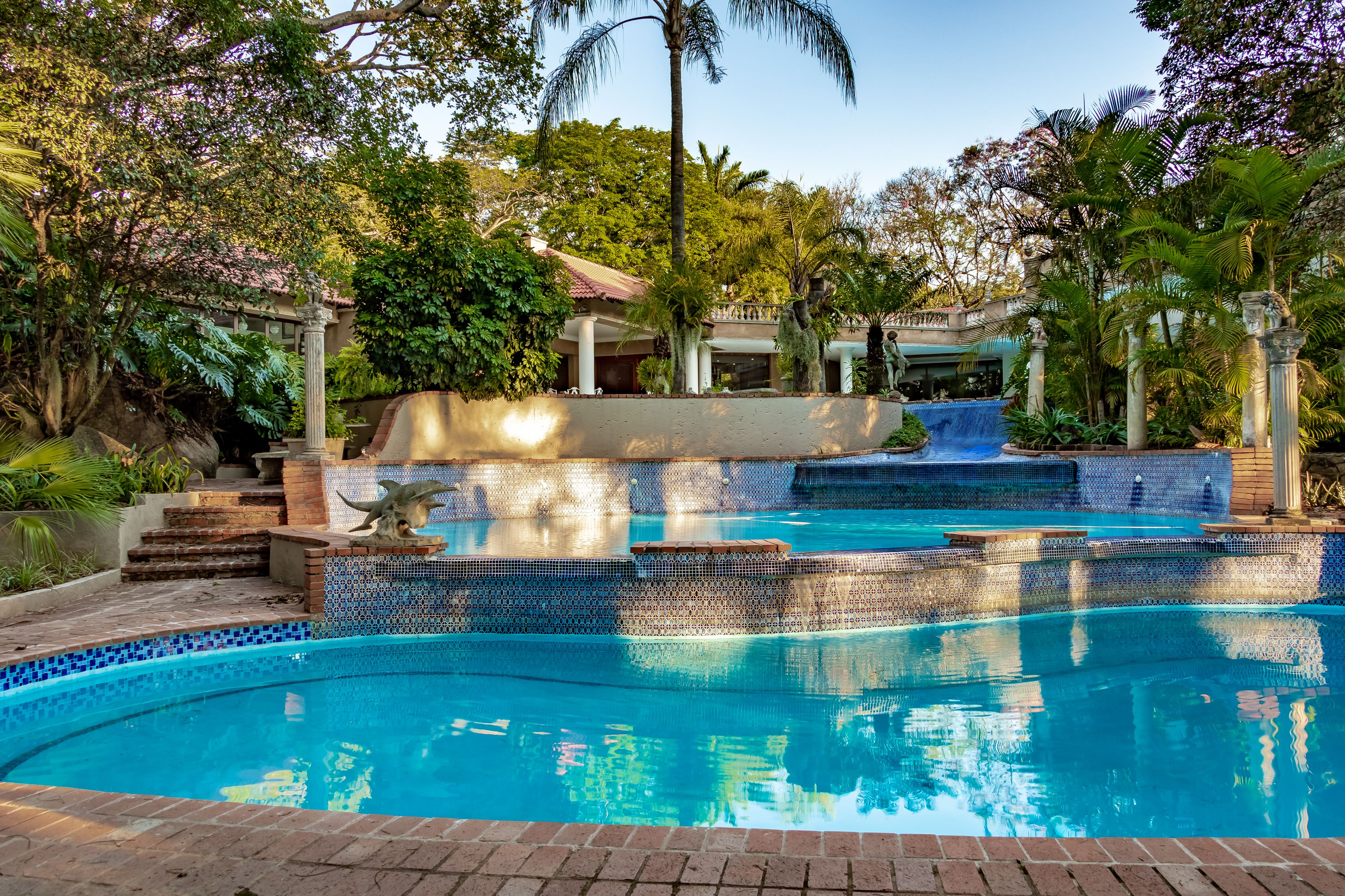 3 piscinas al aire libre, sombrillas, sillones reclinables de piscina