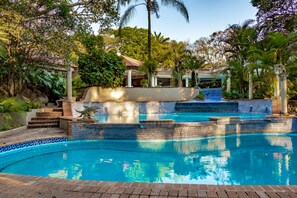 3 buitenzwembaden, parasols bij het zwembad en ligstoelen