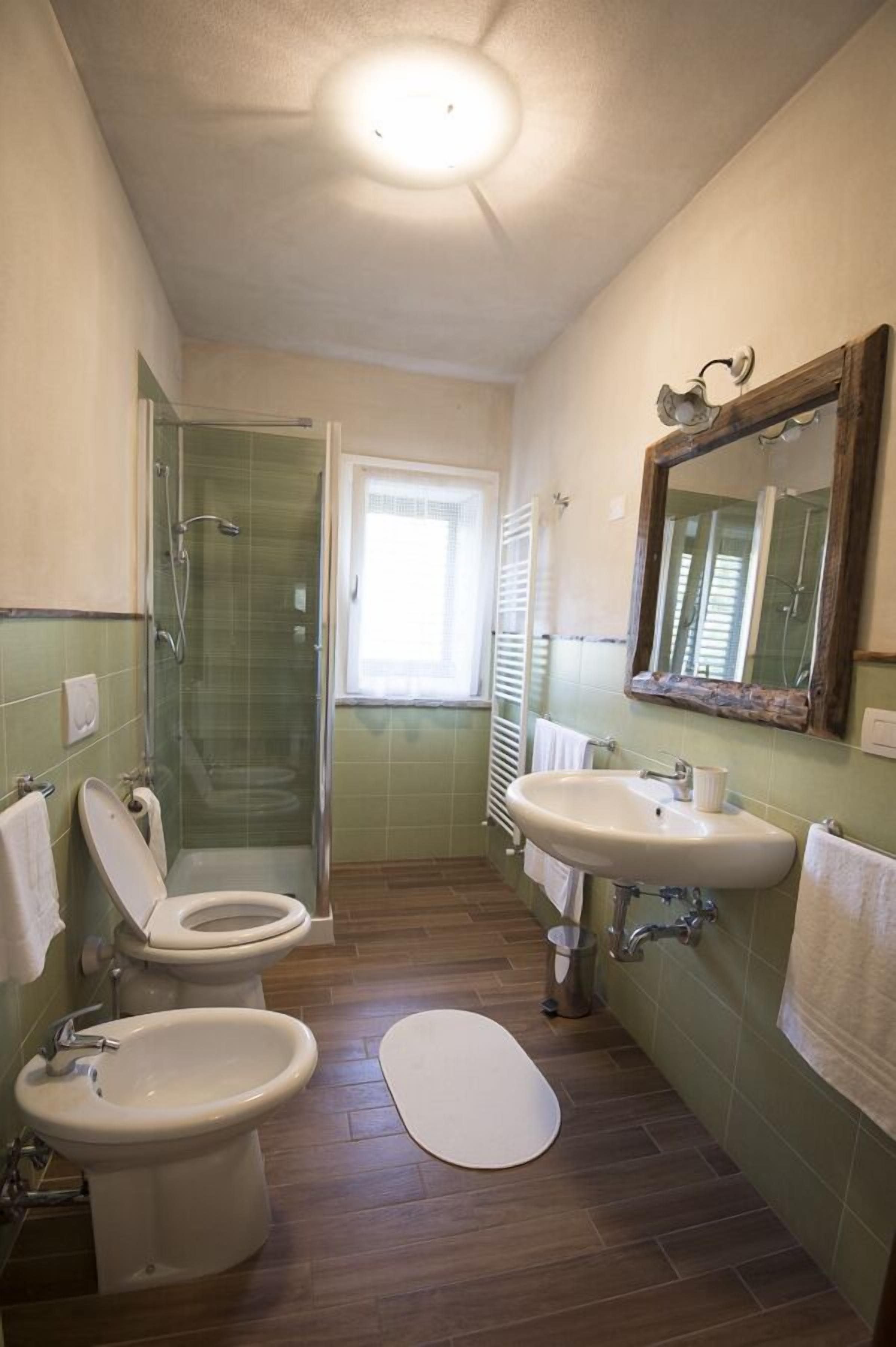 Classic Double Room | Bathroom | Shower, hair dryer, bidet, towels