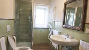 Classic Double Room | Bathroom | Shower, hair dryer, bidet, towels