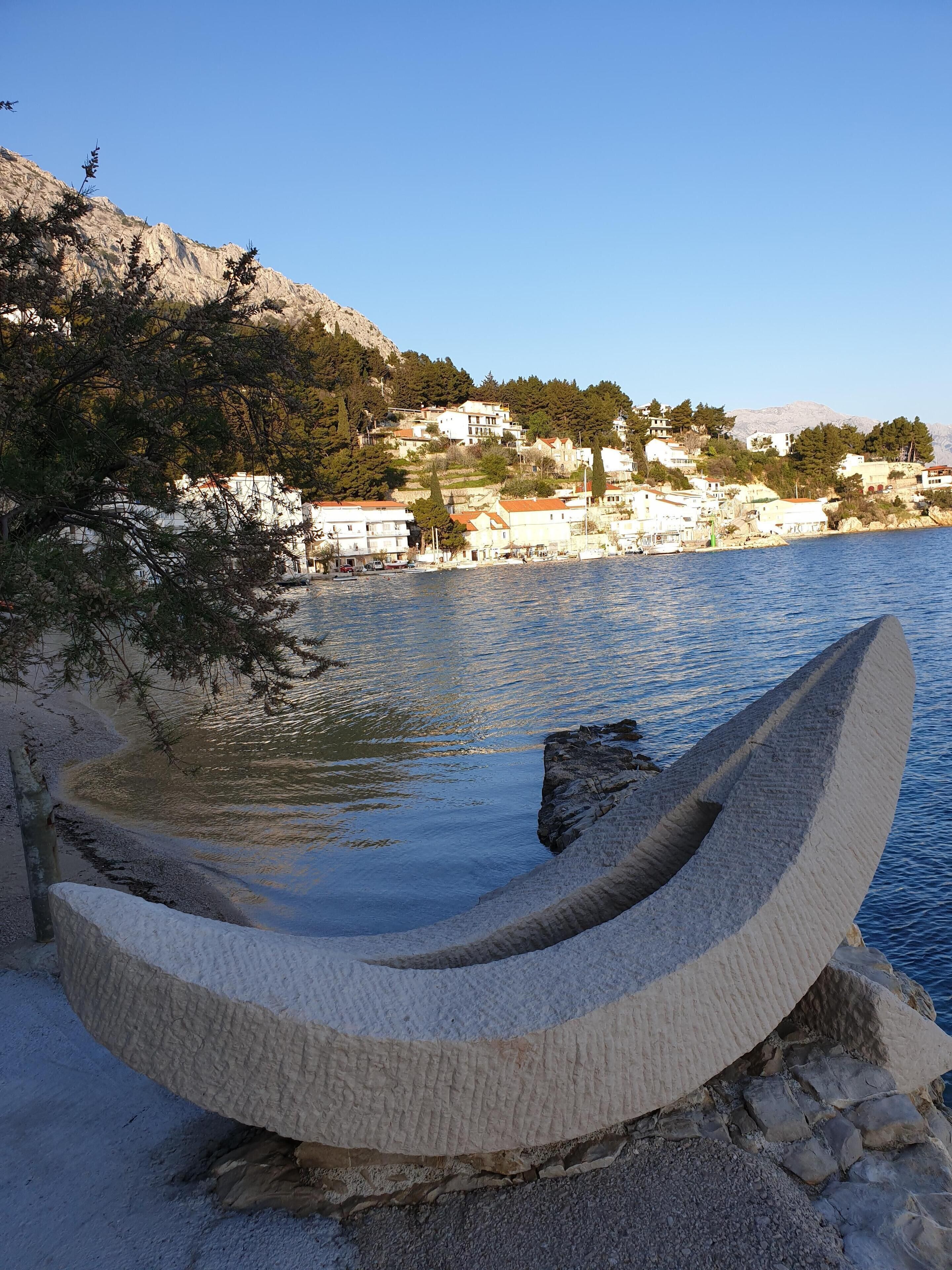 Utendørsbasseng og solsenger