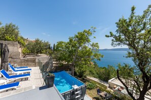 Utendørsbasseng og solsenger