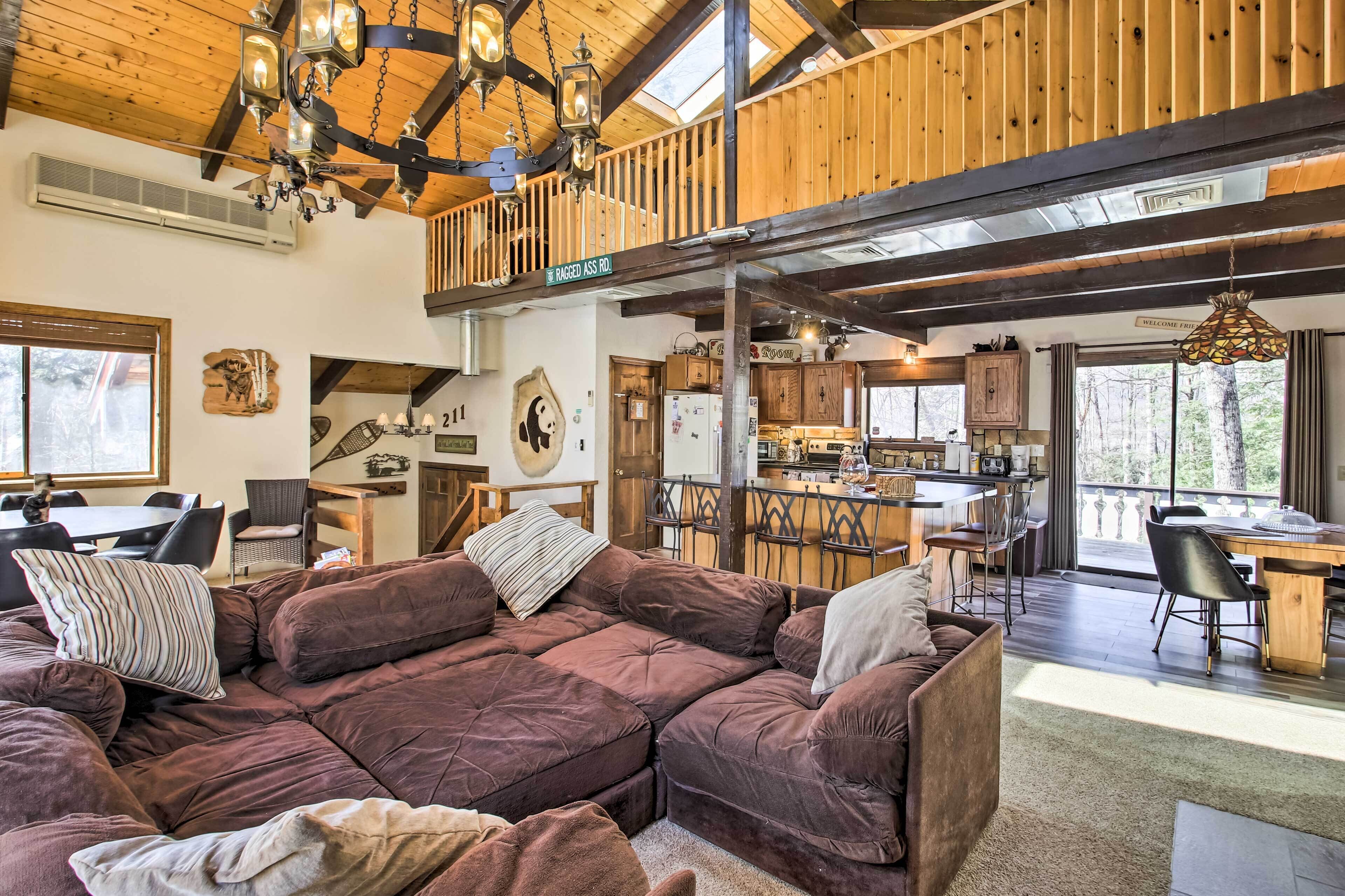 Swiss-Style Chalet w/ Fireplace - Near Story Land!