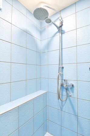 Haartrockner, Handtücher, Seife, Shampoo