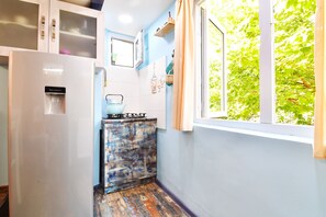 Kühlschrank, Herdplatte, Wasserkocher, Kochgeschirr/Geschirr/Besteck