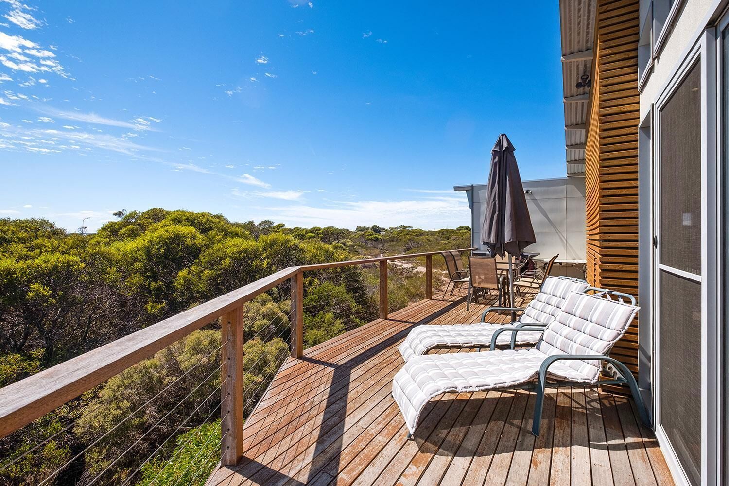 Lakeview - A modern and beautifully designed holiday home — image 23