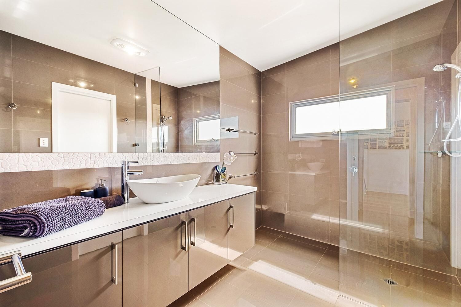 Lakeview - A modern and beautifully designed holiday home — image 19